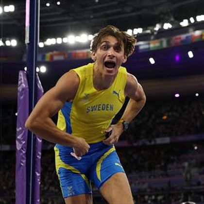Watch unbelievable moment Duplantis breaks world record to celebrate gold