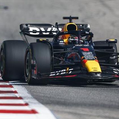 F1 | Verstappen blijft Hamilton voor in Austin ondanks remproblemen - behaalt vijftigste GP-zege