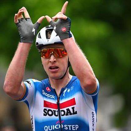 Merlier wins thrilling bunch sprint to take Stage 3 of Giro d'Italia
