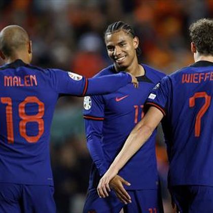 EURO 2024 | Hattrick Stengs, uitblinkende Feyenoorders en twee debutanten bij eenvoudige zege Oranje