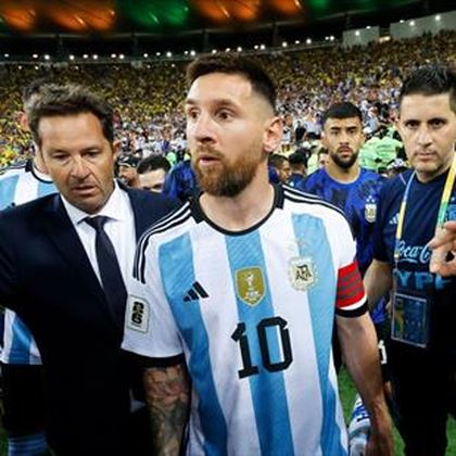 Scontri tra polizia e tifosi argentini: Messi e compagni lasciano il campo