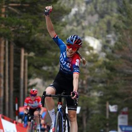 Vuelta Femenina | Evita Muzic wint etappe, Demi Vollering steviger in het rood