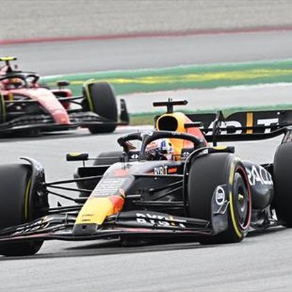 Verstappen domináns teljesítménnyel szerezte meg a 40. győzelmét, két Mercedes a dobogón