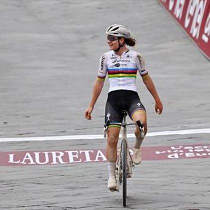 Strade Bianche | Wereldkampioene Lotte Kopecky verslindt Elisa Longo Borghini op Via Santa Caterina