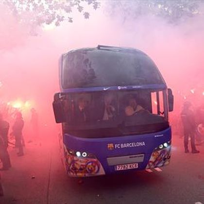 Los radicales del Barça apedrean por error el autobús de su equipo a la llegada a Montjuic