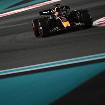 Verstappen húzta be a szezon utolsó pole-ját Abu Dhabiban, Sainz betlizett