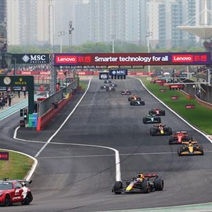F1 | Max Verstappen opnieuw naar eenzame zege in China – ook Safety Car-chaos deert hem niet