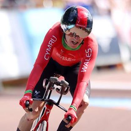 Thomas suffers crash, still claims bronze in time trial as Dennis seals gold
