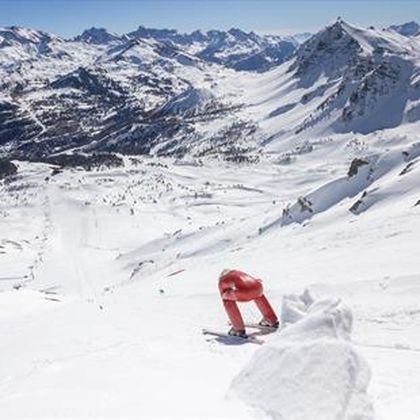 255,50 km/h sur les skis : Billy devient le skieur le plus rapide de la planète