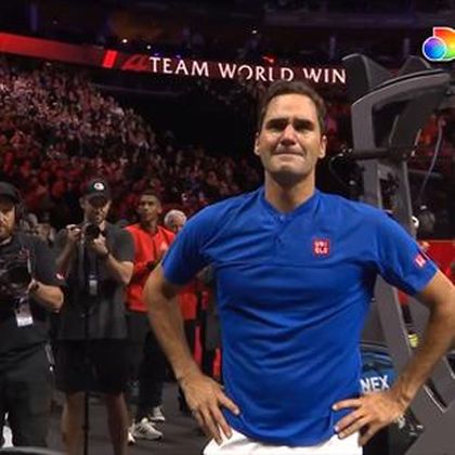 Et vemodigt farvel: Her takker følelsesladet Roger Federer af foran fyldt arena i London