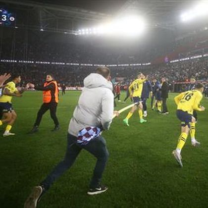 ‘Shocking events’ – Violent pitch invasions mar Fenerbahce’s win over Trabzonspor