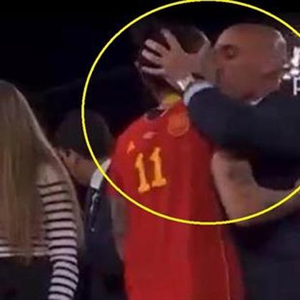 WK vrouwen | Rel in Spanje - Voorzitter voetbalbond zoent wereldkampioene Hermoso op haar mond