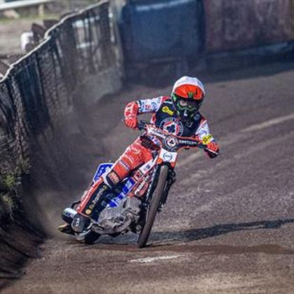 ‘Look at that eye-catching move’ – Belle Vue’s Bewley pulls off stunning overtake to win Heat 7
