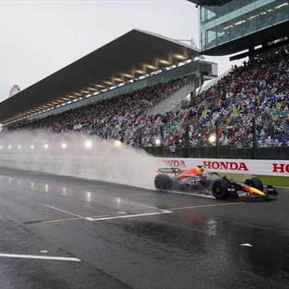 Fölényes Verstappen-győzelem a zaklatott Japán GP-n, Leclerc büntetésével eldőlt a vb-cím