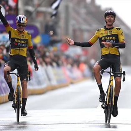 Merckx y Boonen critican que Van Aert regalase la Gante-Wevelgem: "No lo hubiéramos hecho"