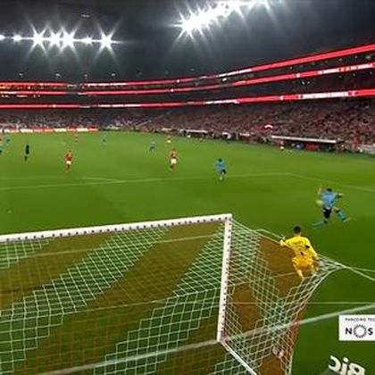 Benfica-Vizela, difese da horror: pasticci difensivi e gol da mani nei capelli