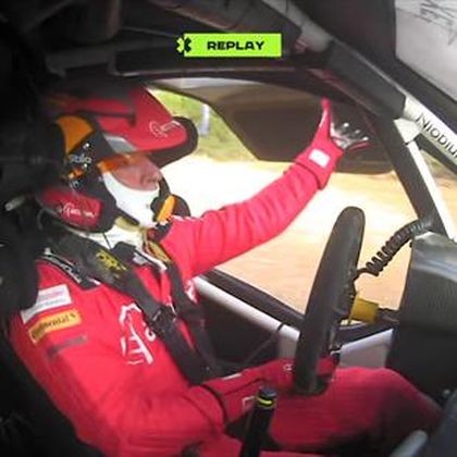 Sainz, genio de la conducción: Se le abre una puerta y la cierra sin soltar el volante