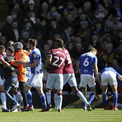 Aston Villa-spiller overfalt av tilskuer – svarte med vinnermål i derbyet