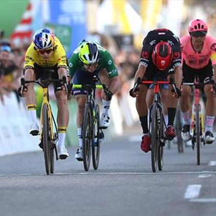 Ronde van de Algarve | Wout van Aert boekt eerste seizoenszege op de weg – wint sprint in Portugal
