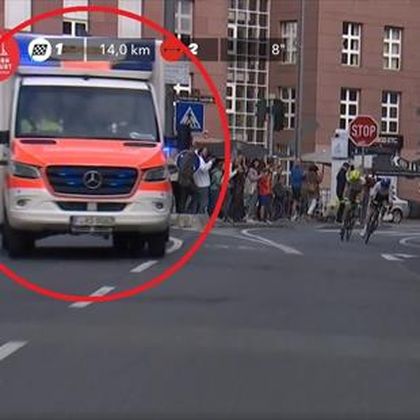 Surprise pour l'échappée : une ambulance s'invite en tête de course