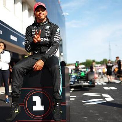 Lewis Hamilton másfél év után indulhat az élről, közben csapattársa majdnem utolsó lett