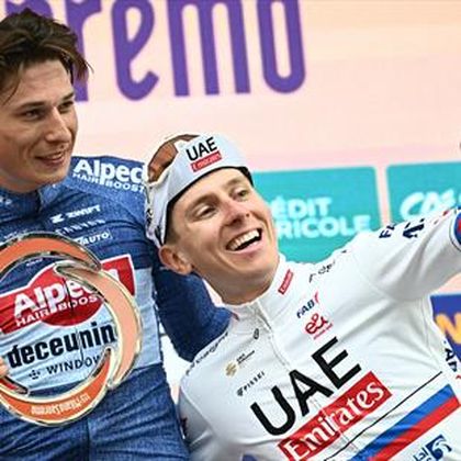 El beso de Pogacar a Philipsen en el podio con recado a Armstrong: "Amo esta era del ciclismo"
