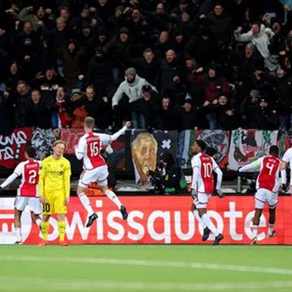 ECL | Ajax bereikt op miraculeuze wijze achtste finale, uitgerekend Taylor de matchwinner