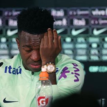 Voetbal | Vinicius in tranen op persconferentie vanwege racisme - "Ik wil gewoon voetballen"