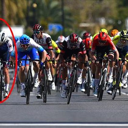 El tremendo enfado de Cavendish en el último esprint de Omán: gritos y puñetazos a su bici
