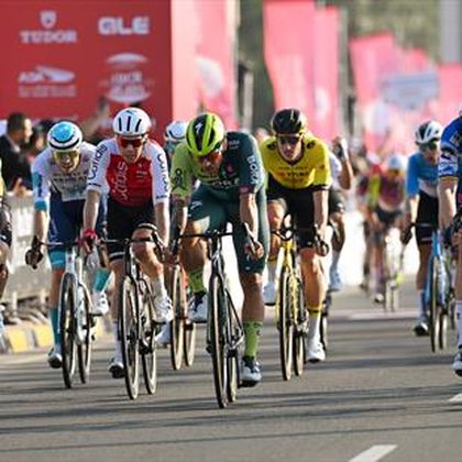 UAE Tour | Millimeterwerk! Olav Kooij klopt Tim Merlier en wint vijfde etappe in de Emiraten