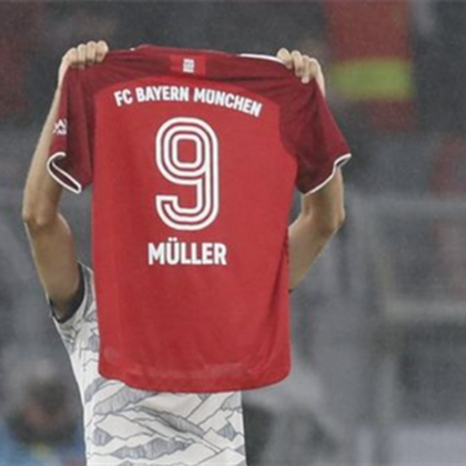 Homenaje del Bayern y del Dortmund a 'Torpedo' Müller