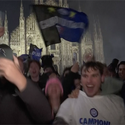 Inter, in Duomo si scatena la festa Scudetto: è delirio nerazzurro