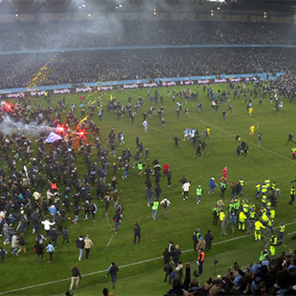 Allsvenskan | Supporters Malmö FF vieren kampioenschap met heerlijke pitch invasion