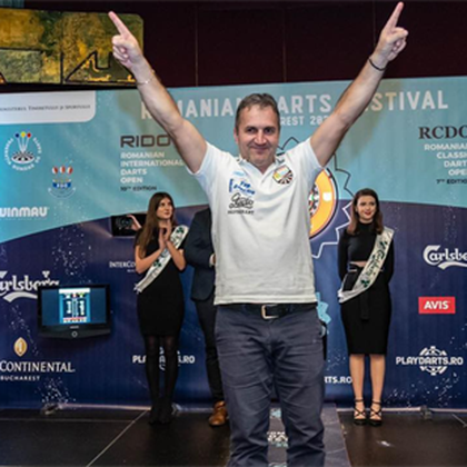 Campionatul Mondial de Darts aduce la start un sportiv din România, cu o poveste superbă în spate