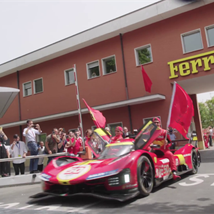 Le Ferrari 499P sfilano a Maranello: che festa per il trionfo a Le Mans!