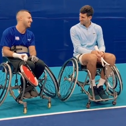 VÍDEO | Djokovic se pasa al tenis en silla de ruedas antes de su cuarta final del año