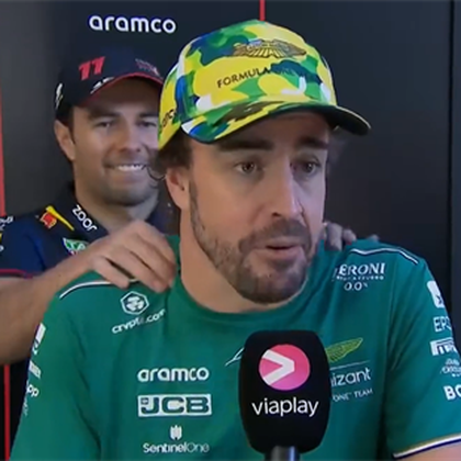 El momentazo en el que Checo interrumpe la entrevista de Alonso y se abrazan tras su épica batalla