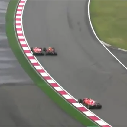 Lo splendido sorpasso di Vettel su Ricciardo: staccata lunghissima, le due auto si toccano