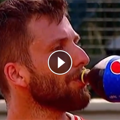 L'ultima di Moutet: beve una bottiglia di Pepsi durante il match
