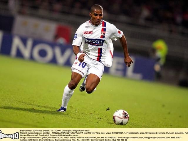 Psg's Bonaventure Kalou and coach Guy Lacombe during the UEFA Cup