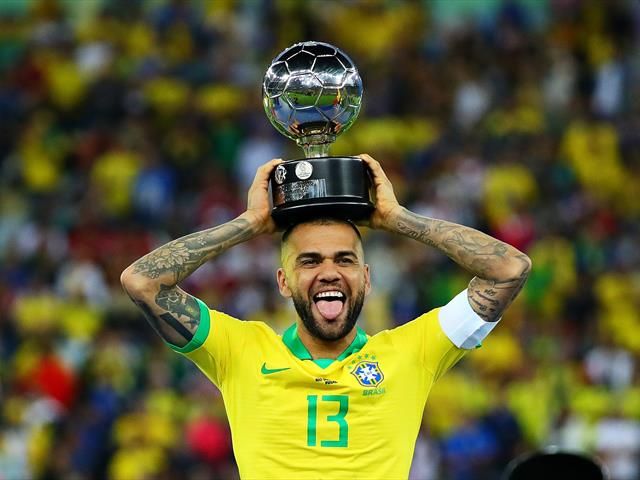 Le latéral brésilien Dani Alves s'engage avec Sao Paulo jusqu'en décembre  2022 - Eurosport