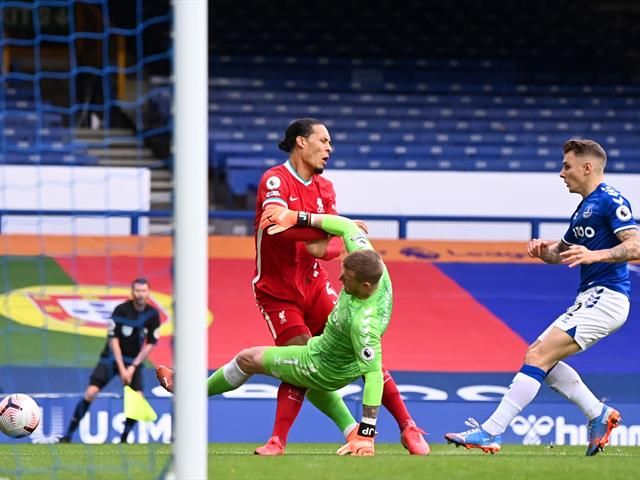 Everton v Liverpool Jordan Pickford horror tackle forces off Virgil Van Dijk with an injury Eurosport
