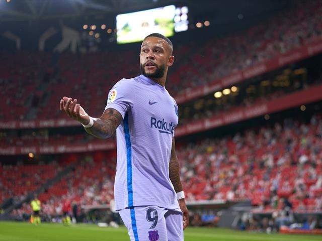 Memphis Depay scores the winner for Barcelona in the 84th minute