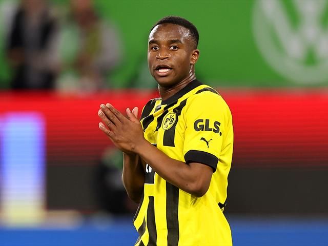 Manchester United and Liverpool chase £26m Dortmund forward 