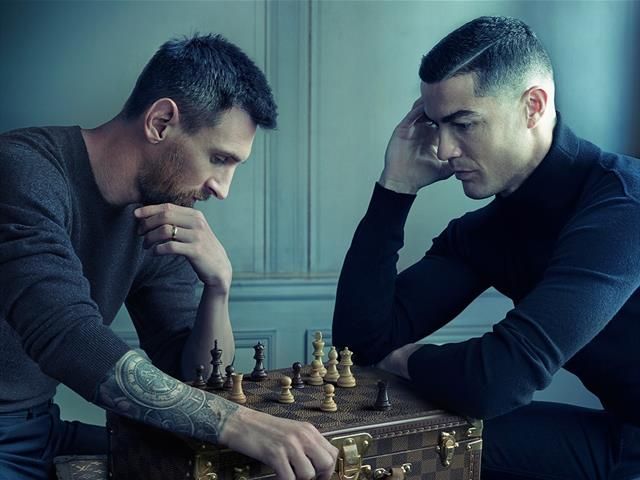 Superstars Messi und Ronaldo am Schachbrett