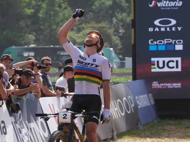 Nino Schurter arc en ciel rayonnant le r sum de son succ s Val di Sole