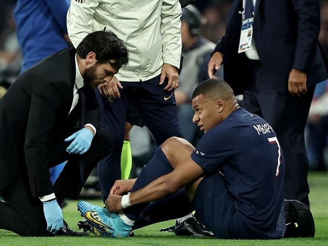 Ligue 1 Uber Eats 2023/24 | Saltan las alarmas en el PSG: Mbappé se retira  lesionado en su tobillo izquierdo - Eurosport