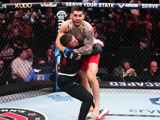 UFC 298: Ilia Topuria knocks out Alexander Volkanovski to become new featherweight champion - Eurosport
