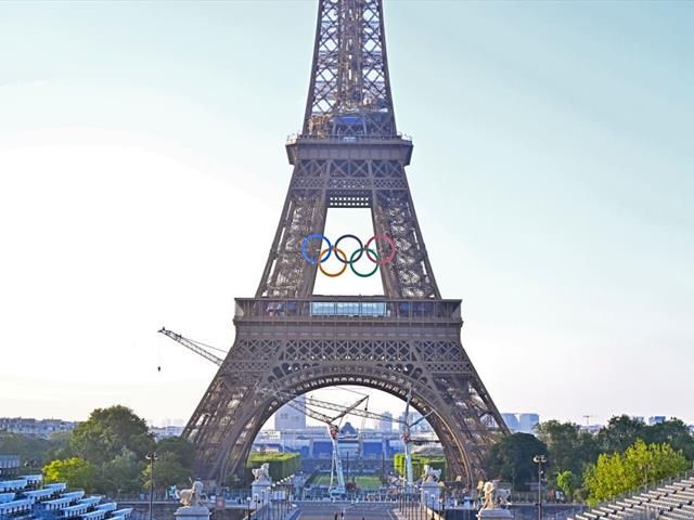 Olympia in Paris: Olympische Ringe am Eiffelturm angebracht ...