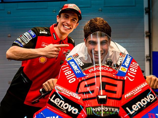 Carlos Alcaraz se divierte como un niño y desconecta de la lesión en MotoGP: Banderazo final y 'test' con la Ducati Desmosedici GP25 de Marc Márquez